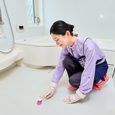 ダスキンのスタッフが浴室を掃除しているサービス紹介写真
